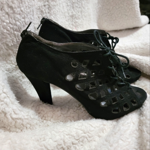 Maurices chunk heel, black, cut out pattern, zip back Size 7 - Picture 2 of 7